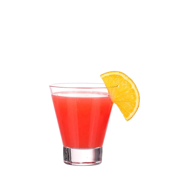 Roter Alkohol-Cocktail mit Orangenscheibe auf weißem Hintergrund — Stockfoto