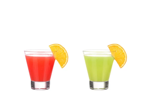 Cóctel de alcohol rojo y verde con rebanada de naranja aislada sobre fondo blanco — Foto de Stock