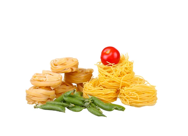 Ingrédients pour pâtes. Spaghetti, cerise, chili, ail isolé sur blanc — Photo