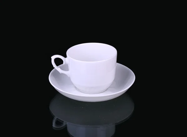 Белая чашка на черном — стоковое фото