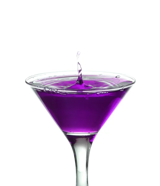 Cocktail viola con spruzzi isolati su sfondo bianco — Foto Stock