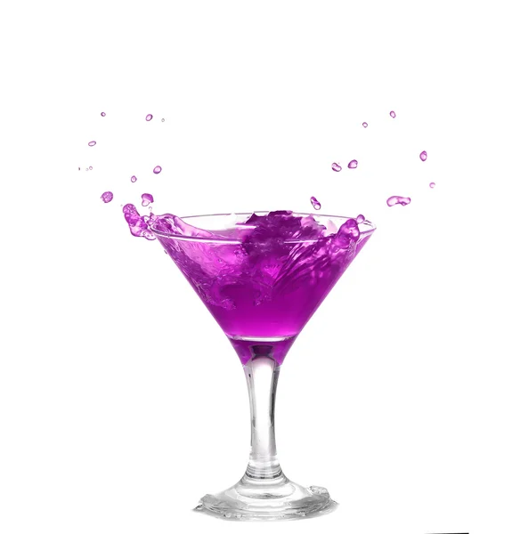 Cocktail viola con spruzzi isolati su sfondo bianco — Foto Stock