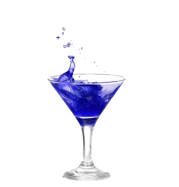 Cóctel azul con salpicaduras aisladas sobre fondo blanco — Foto de Stock