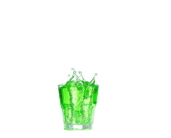 Groene cocktail met splash geïsoleerd op witte achtergrond — Stockfoto