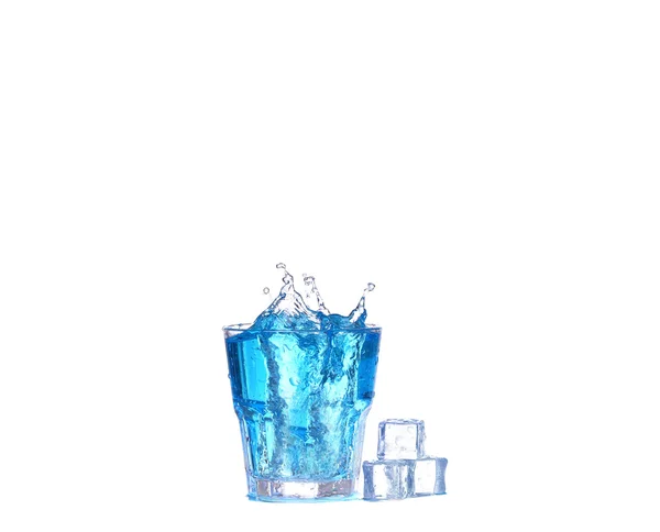 Cocktail azul com gelo e respingo no branco — Fotografia de Stock