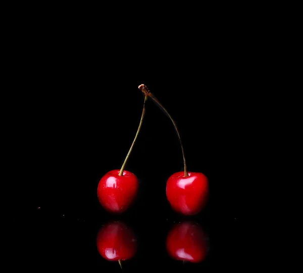 Due ciliegie su sfondo nero — Foto Stock