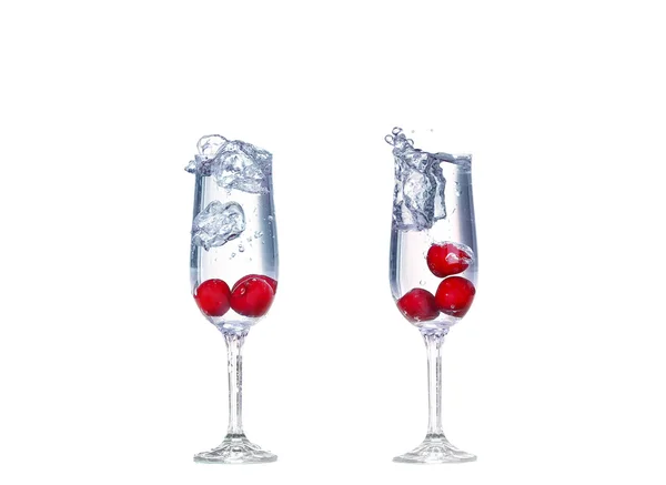 Schizzi di ciliegia di collage in un bicchiere da cocktail su bianco — Foto Stock