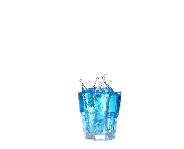 Cocktail blu con spruzzata su bianco — Foto Stock