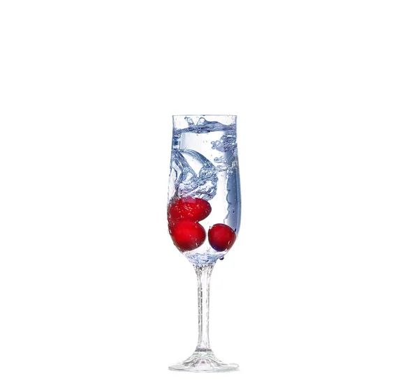 Cherry plons in een cocktailglas op wit — Stockfoto