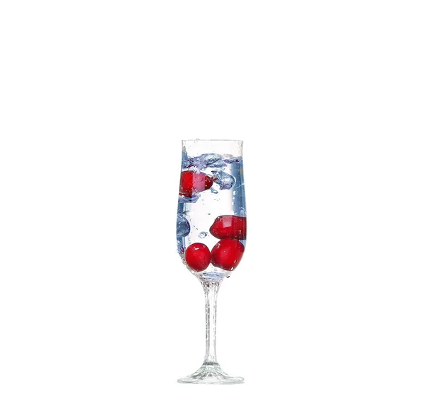 Éclaboussure de cerise dans un verre à cocktail sur blanc — Photo