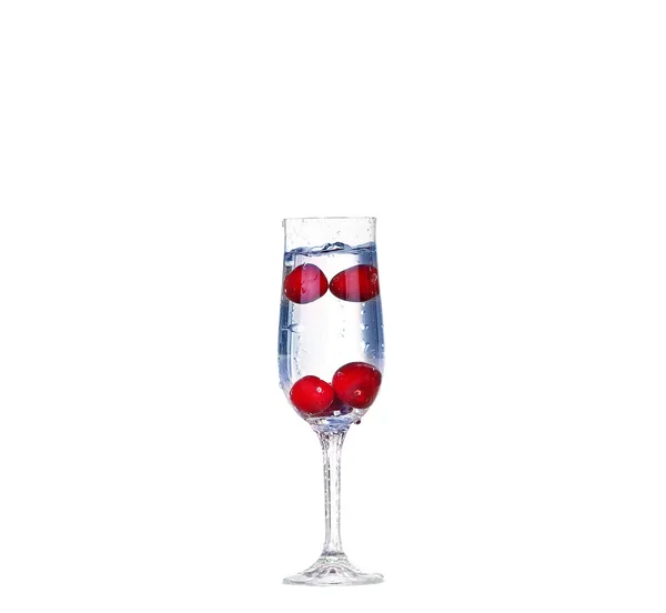 Cherry splash en una copa de cóctel en blanco — Foto de Stock