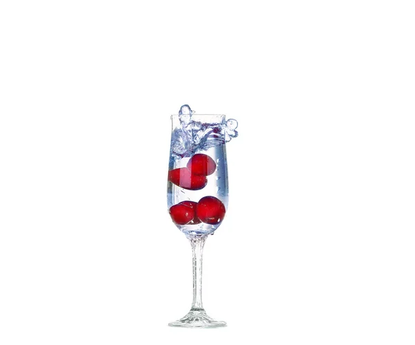 Spruzzi di ciliegia in un bicchiere da cocktail su bianco — Foto Stock