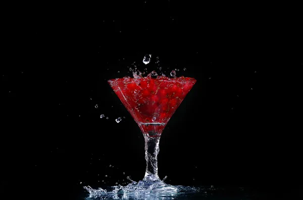 Вода с красной смородиной на черном фоне — стоковое фото