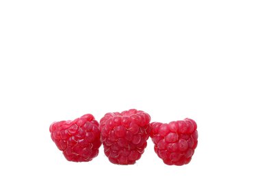 Olgun Kırmızı Ahududu beyaz zemin üzerine