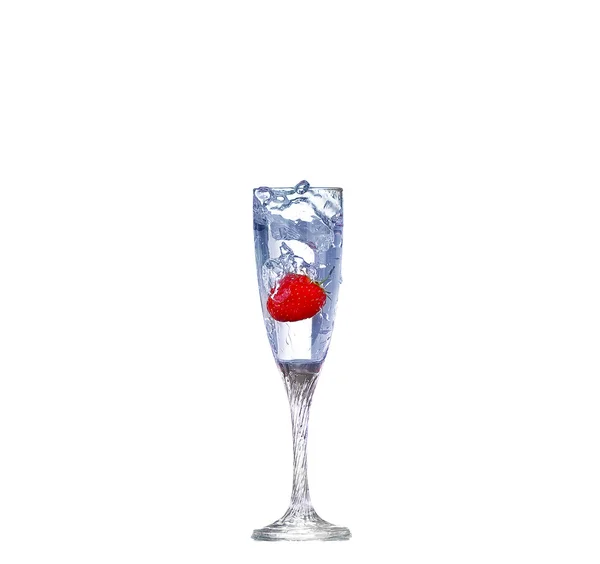白のカクテル グラスにいちごスプラッシュ — ストック写真