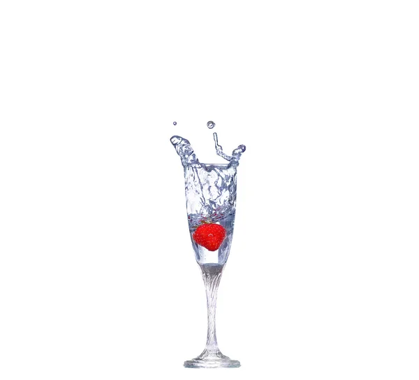 Fraise éclaboussure dans un verre à cocktail sur blanc — Photo
