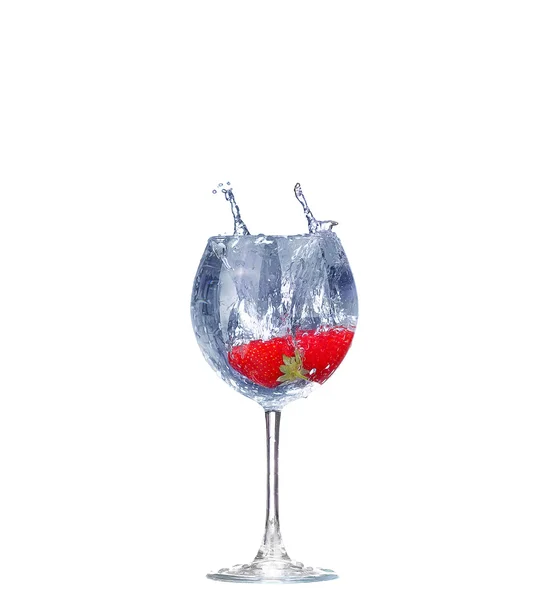 Strawberry splash i ett cocktailglas på vit — Stockfoto