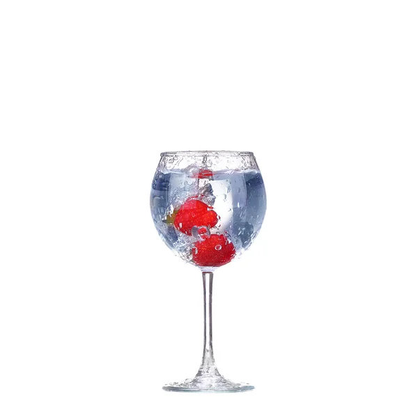 Salpicadura de fresa en una copa de cóctel en blanco —  Fotos de Stock