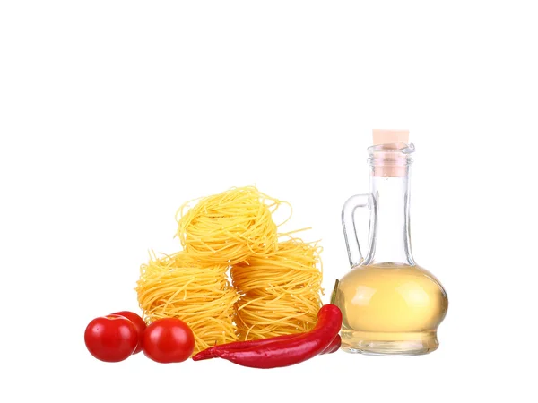 Ингредиенты для макарон. Спагетти, черри, чили, масло, чеснок изолированы на белом — стоковое фото