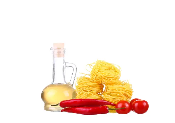 Ingredientes para pasta. Espaguetis, cherie, chile, aceite, ajo aislado en blanco — Foto de Stock