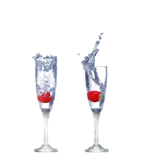 Collage Fraise éclaboussure dans un verre à cocktail sur blanc — Photo