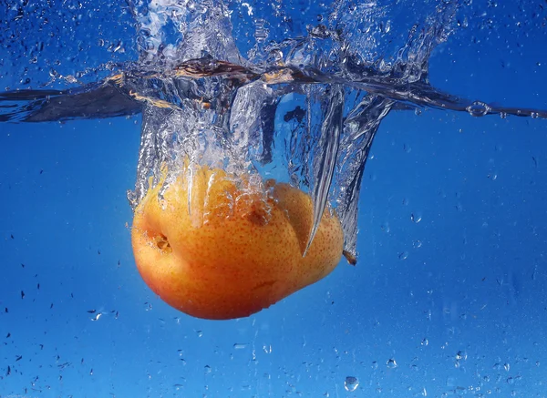 Splash med päron på blå bakgrund — Stockfoto