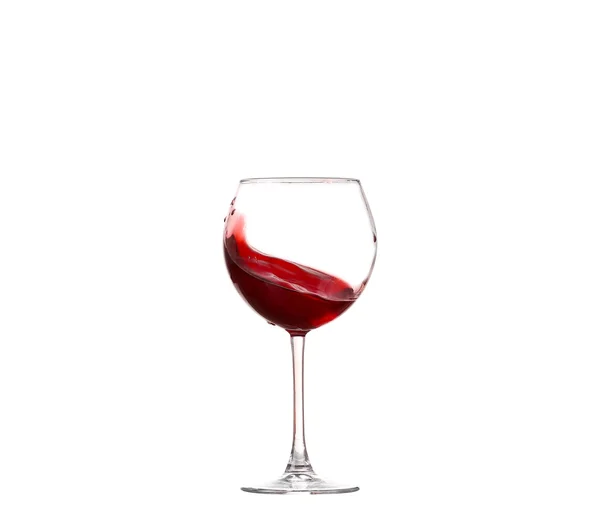 Коллекция вин - плескание красного вина в бокал. Изолированный на белом фоне — стоковое фото