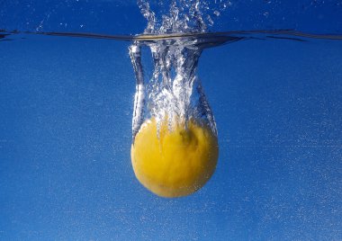 Bütün limon degrade mavi arka plan suya düştü