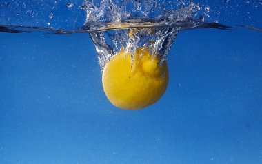 Bütün limon degrade mavi arka plan suya düştü