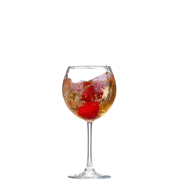 Una sola fresa salpicando en una copa de vino —  Fotos de Stock
