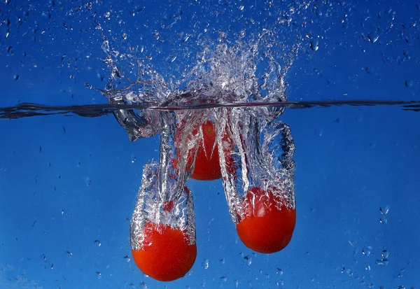 Verse tomaat met druppels water — Stockfoto