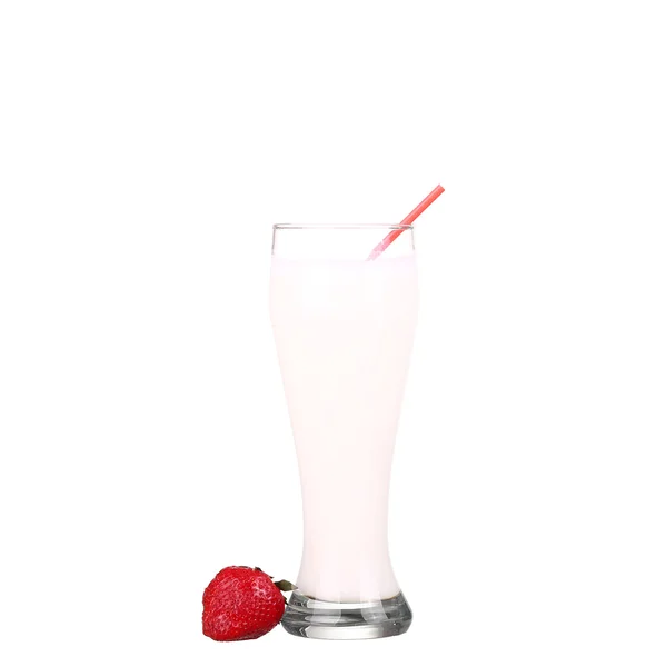 Ποτήρι γάλα και φράουλες σε λευκό απομόνωμα — Φωτογραφία Αρχείου