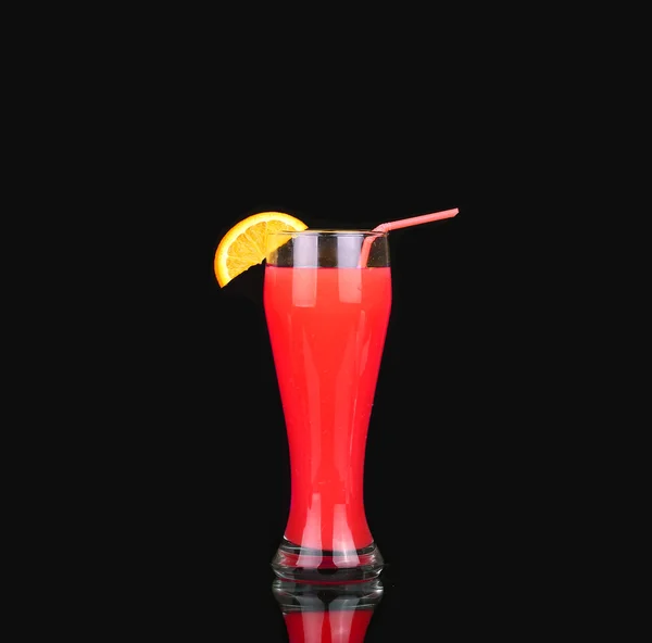 Red alcoholic cocktail with a slice of orange on a black background — Stock Photo, Image