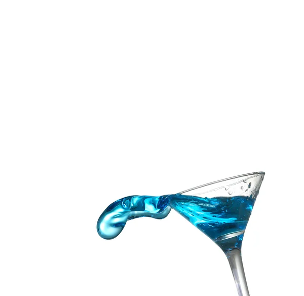 Cocktail alcoolique bleu sur éclaboussure d'isolat blanc — Photo