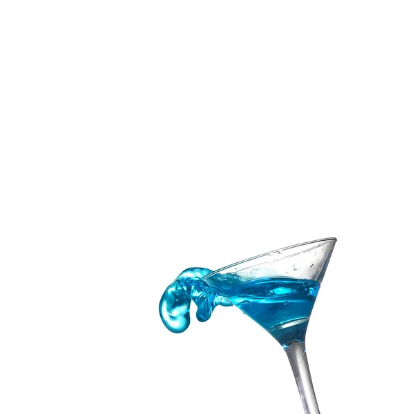 Blauwe alcoholische cocktail op witte isoleren splash — Stockfoto