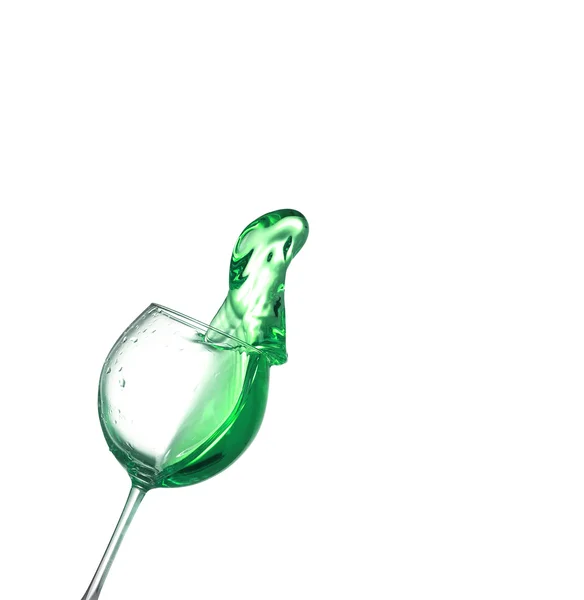 Cocktail alcoolisé vert sur éclaboussure d'isolat blanc — Photo