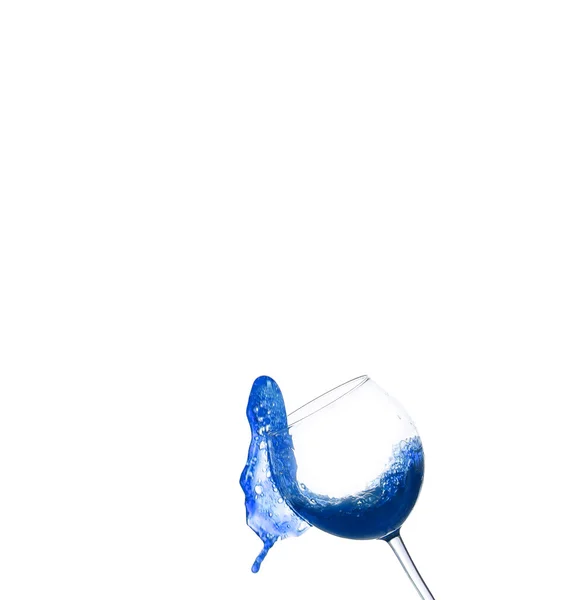 Coquetel alcoólico azul no respingo isolado branco — Fotografia de Stock