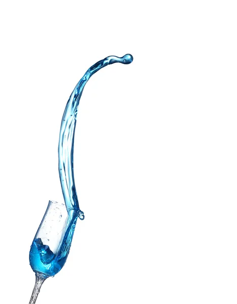 Синій алкогольний коктейль на білому ізольовані бризки — стокове фото
