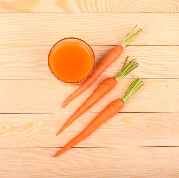 Cibo sano - carote e succo di carote — Foto Stock