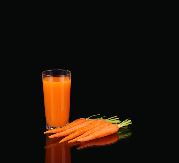 Morötter och juice i ett glas — Stockfoto