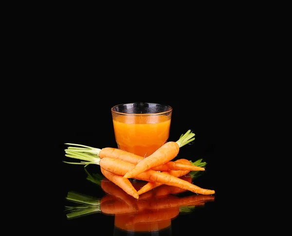 Zanahorias y jugo en un vaso — Foto de Stock