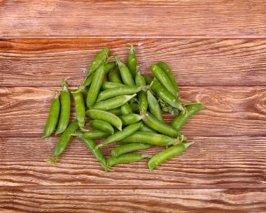 Ahşap background.top görünümünde yeşil bezelye