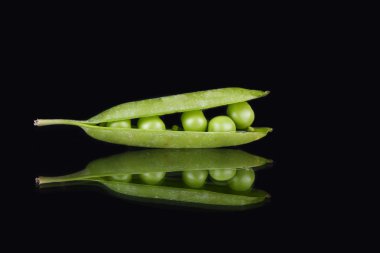 Bezelye sebze siyah üzerine açık