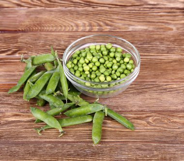 bir cam ahşap kase bezelye