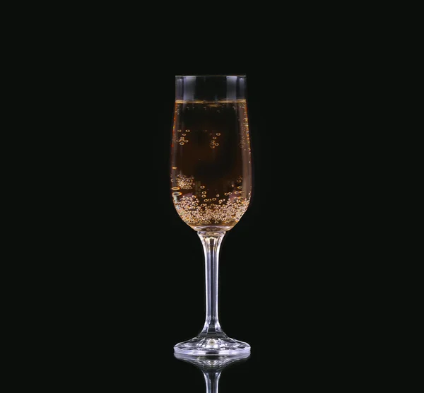 Verre de champagne froid avec fond noir — Photo