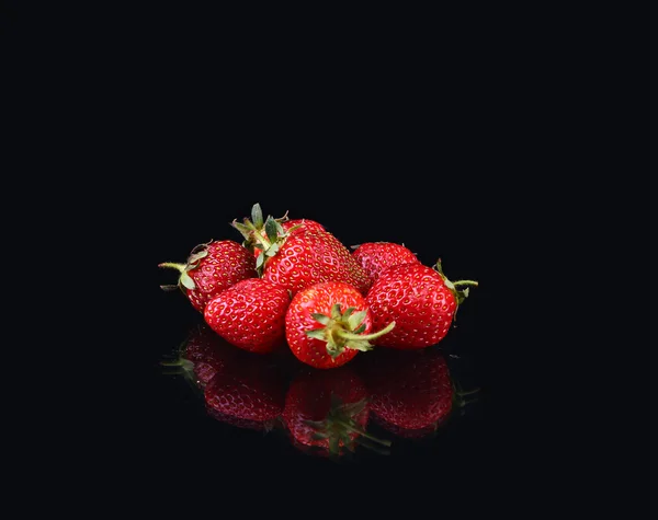 Erdbeeren auf schwarzem Hintergrund — Stockfoto