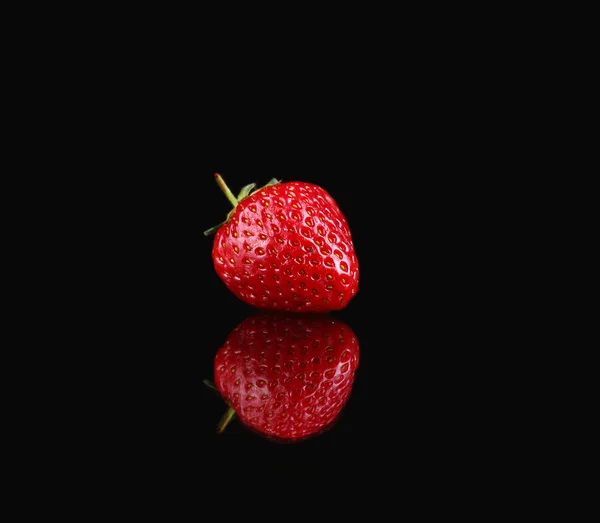 Φράουλες σε μαύρο φόντο — Φωτογραφία Αρχείου