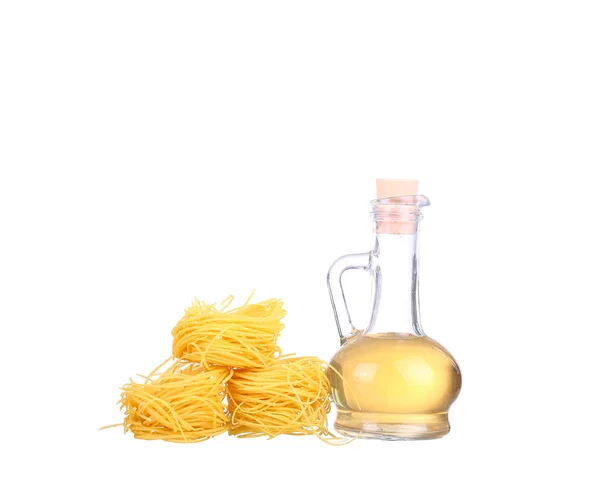Huile jaune dans une bouteille de pâtes — Photo