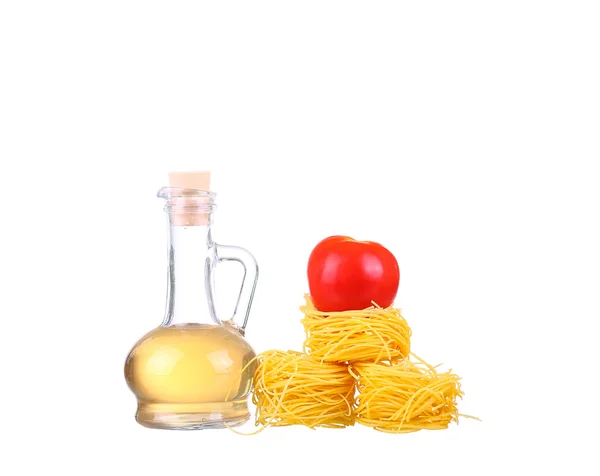 Ingredienti per pasta. Spaghetti, cherie, peperoncino, olio, aglio isolato su bianco — Foto Stock