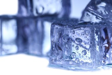 Beyaz arkaplanda buz küpleri.